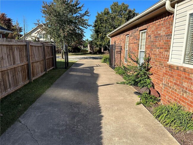 Building Photo - 6453 Tall Oaks Loop S