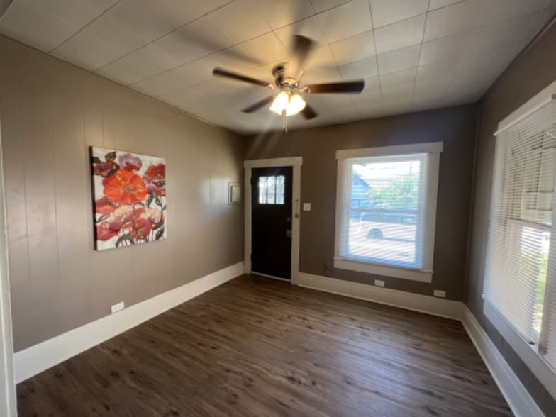 Building Photo - 521 W Ridgewood Ct