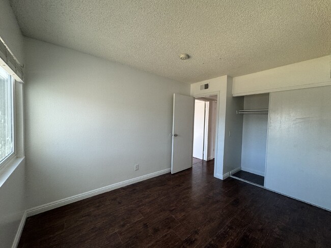 Building Photo - Spacious 3-Bed, 1-Bath Condo with Granite ...