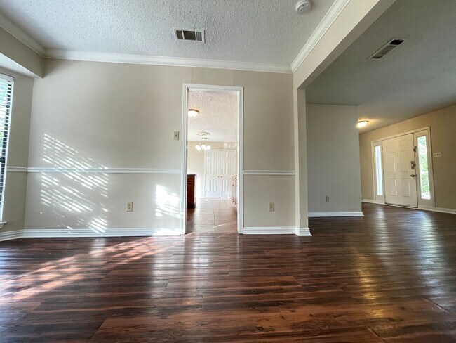 Building Photo - 4 Bed 2 Bath