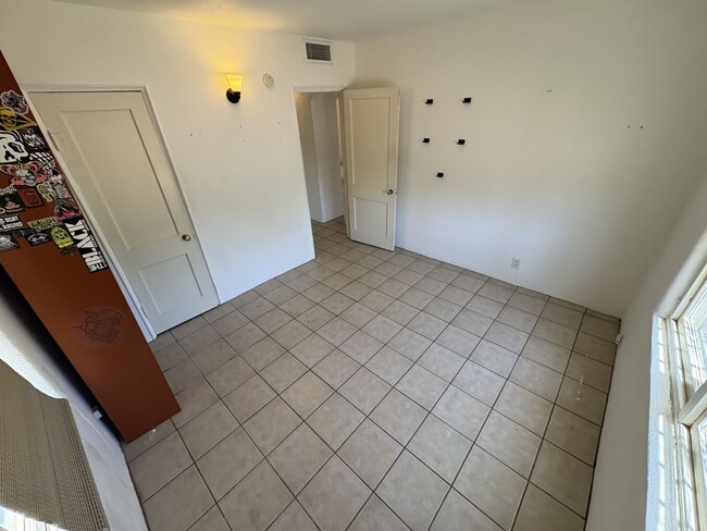 Building Photo - Central Tucson charming historic adobe home