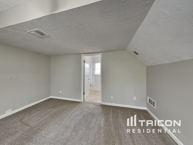 Building Photo - 425 Monivea Ln