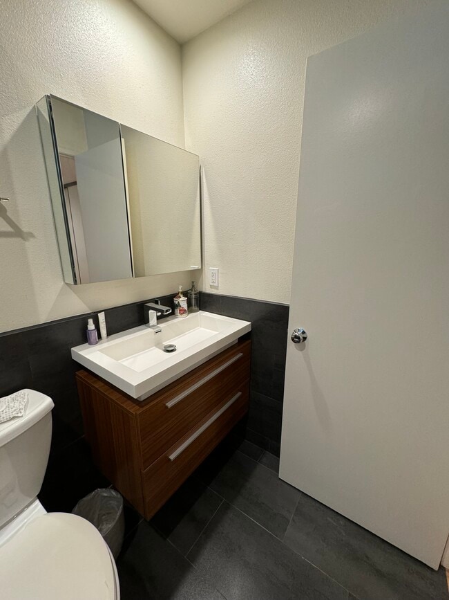 Master Bath b - 3017 Chaucer St