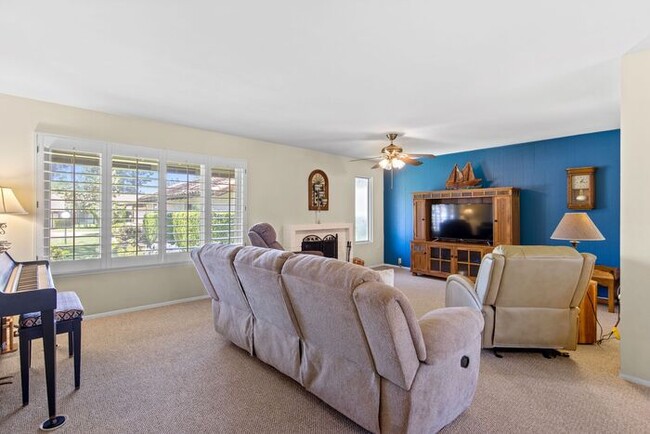 Building Photo - Sweeping Views! Rare and Peaceful 5-home e...