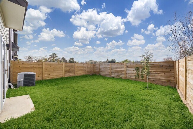 Building Photo - 8662 Easthaven Blvd