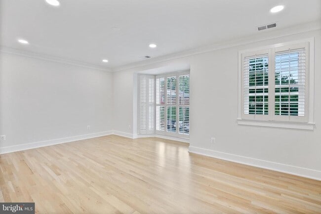 Building Photo - 165 E St NE