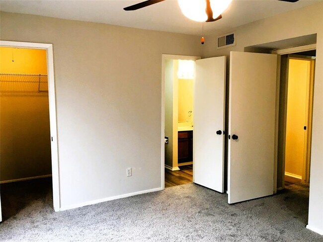 Building Photo - 2025 Augusta Dr