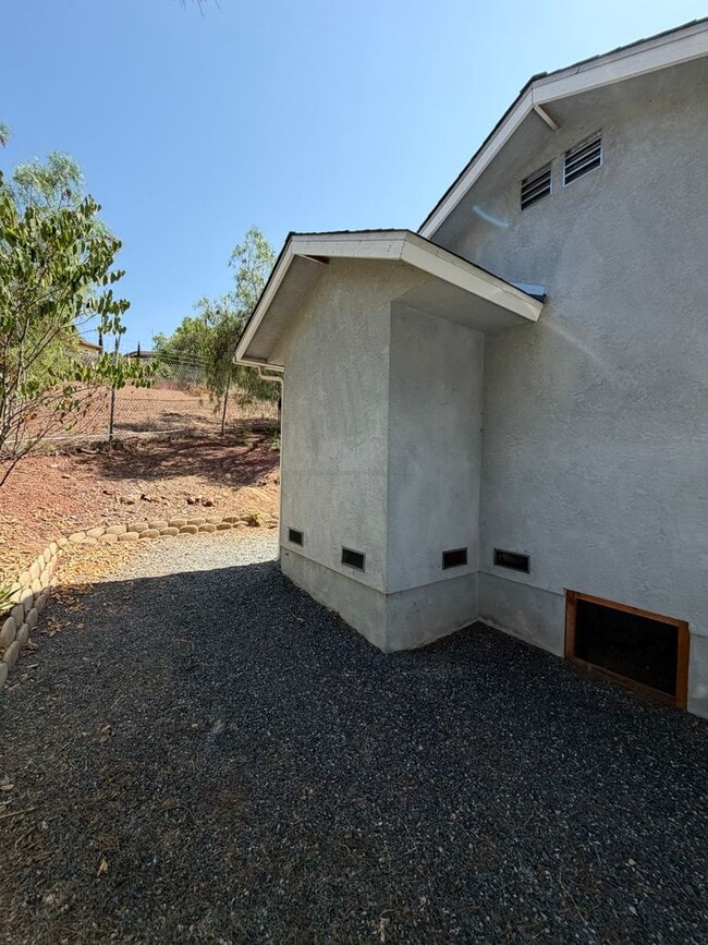 Building Photo - 1564 York Dr