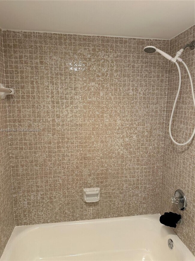 Building Photo - 1100 St Charles Pl