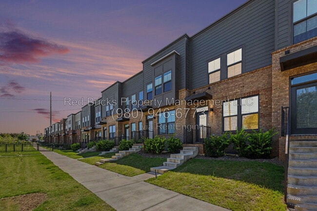 Building Photo - 1007 Simcoe Ln