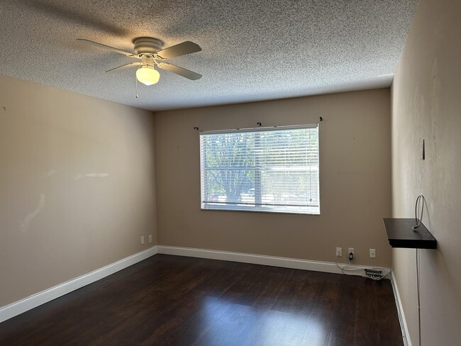 Building Photo - 5961 N Falls Cir Dr