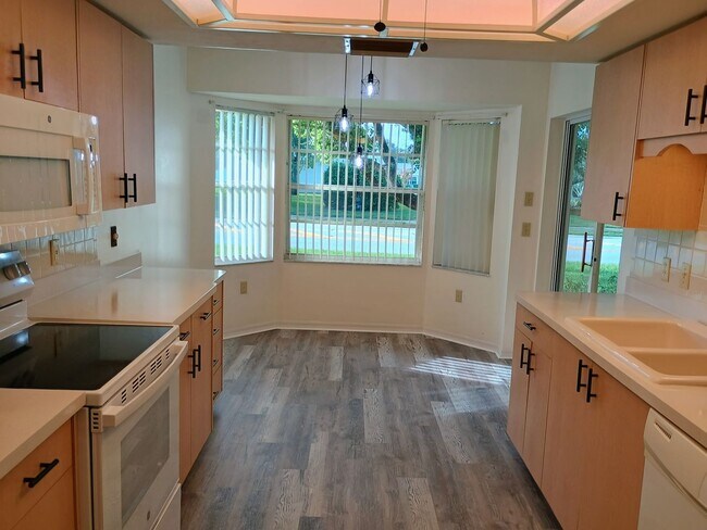 Building Photo - 2 bedroom 2 bathroom Large House for rent ...