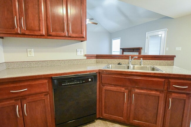 Building Photo - Pet Friendly Three Bedroom!