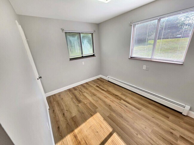 Building Photo - 136 N Lake St