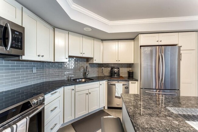 Building Photo - 2110 Harmon Cove Tower