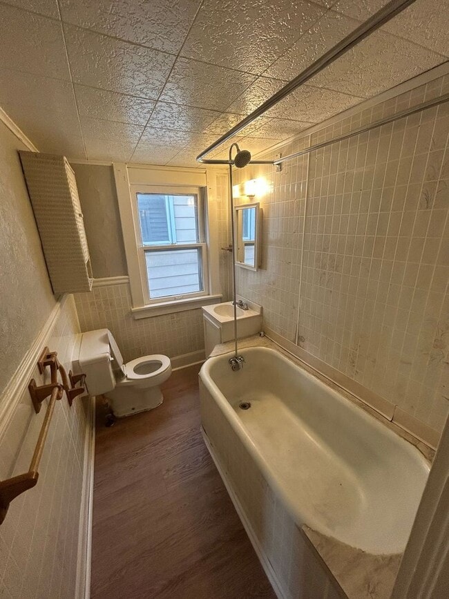 Building Photo - 3950 Woodhaven Dr