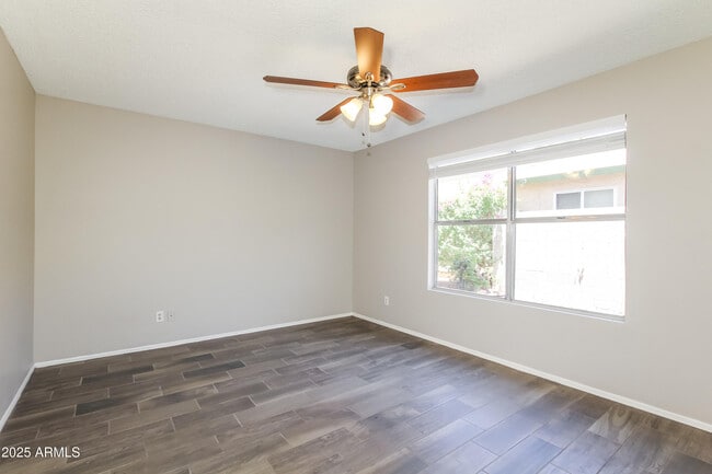Building Photo - 927 E Escuda Dr