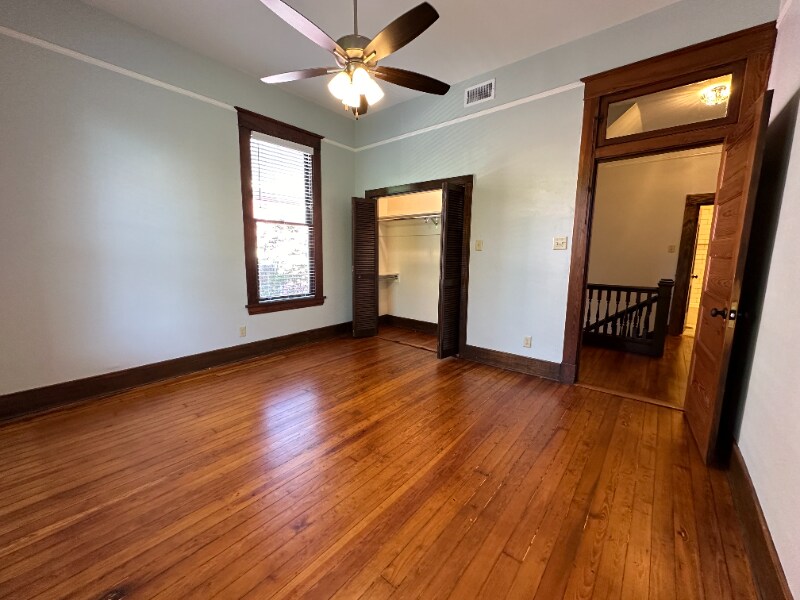 Building Photo - 514 E 8th St