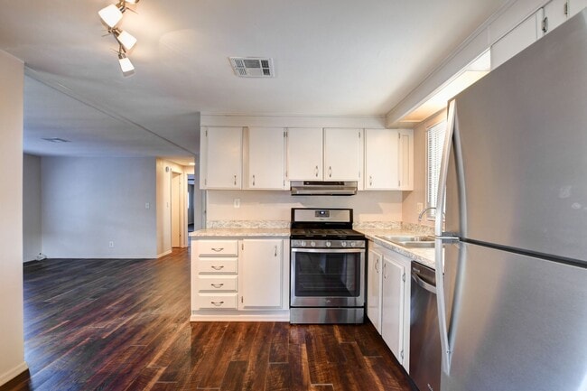 Building Photo - 2 bed, 2 bath Home in Prescott!