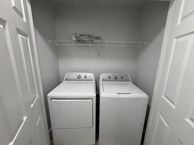 Building Photo - 357 Pine Ave