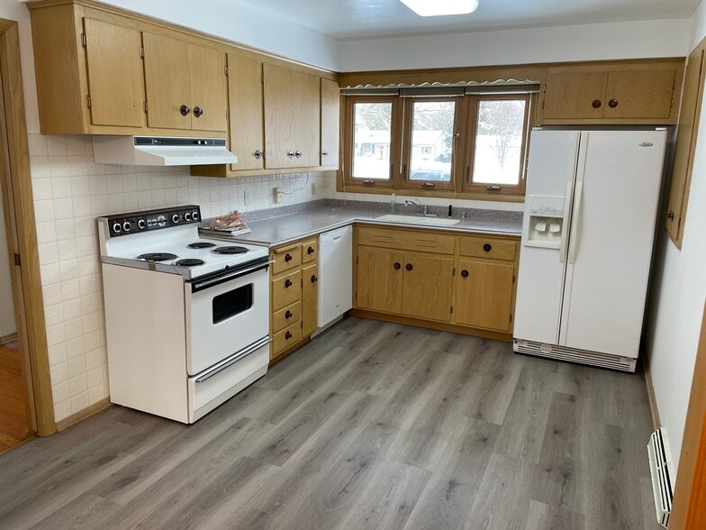 Kitchen - 5505 Raymond Rd