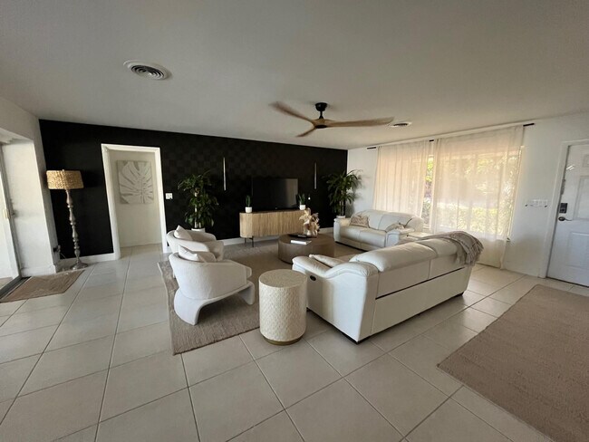 Building Photo - 556 SE 15th Ave