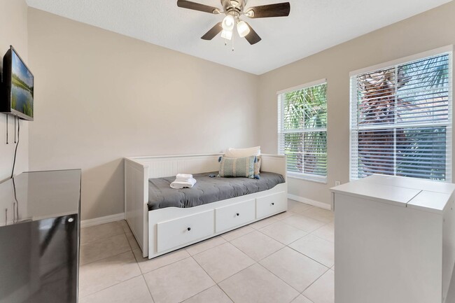 Building Photo - Gorgeous 4-Bedroom, 4-Bathroom Home in Kis...