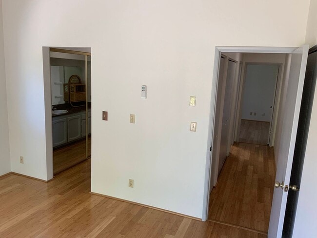 Building Photo - 2 Bedroom Condo on Country Club Road