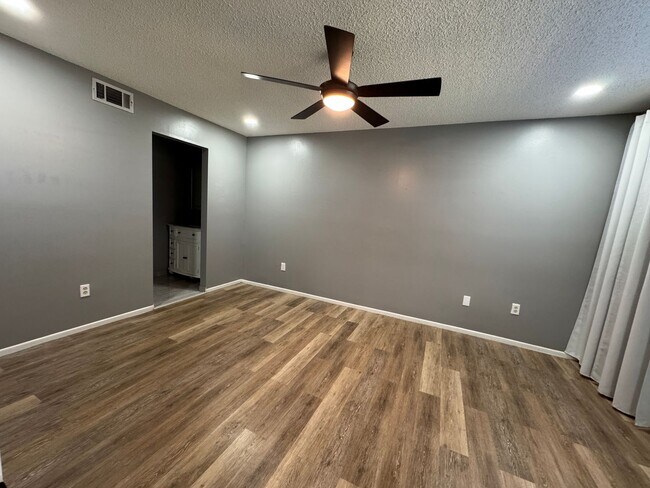 Building Photo - Spacious 2-Bedroom, 2-Bath Condo in Guard-...