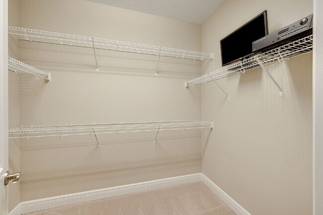 Building Photo - 4 bedroom, 3.5 bathroom in desirable Trasona!