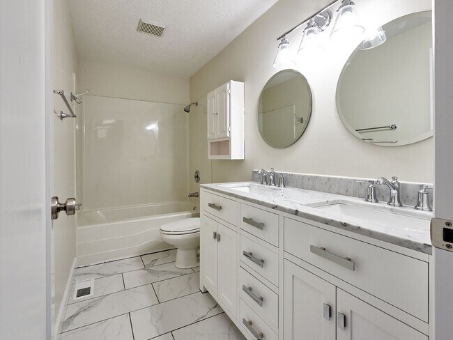 Building Photo - 3 bed, 2 bath single-level home in South Salem