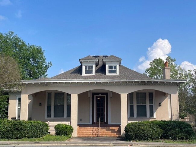 Building Photo - 420 College St