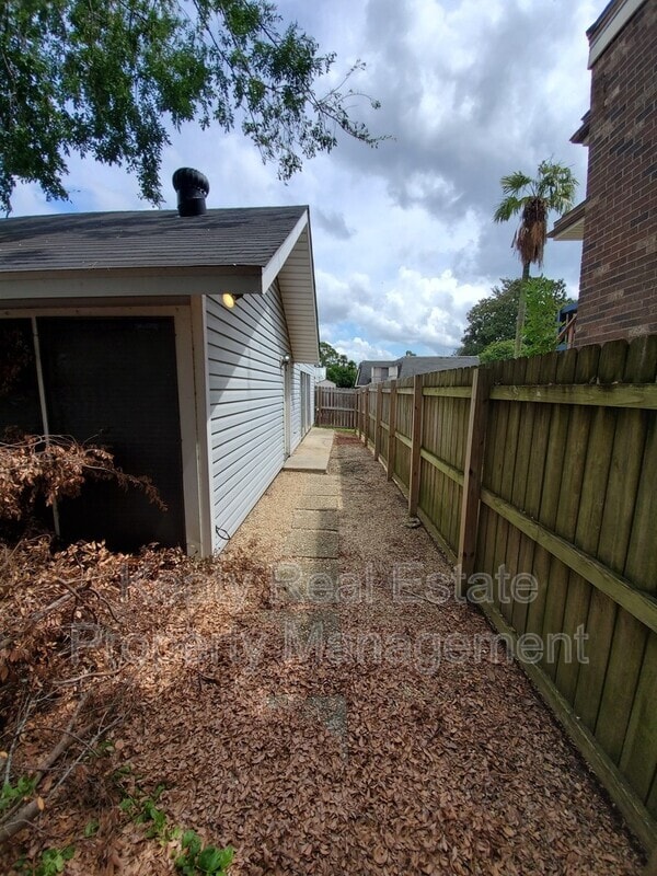 Building Photo - 803 Fox Run Ave