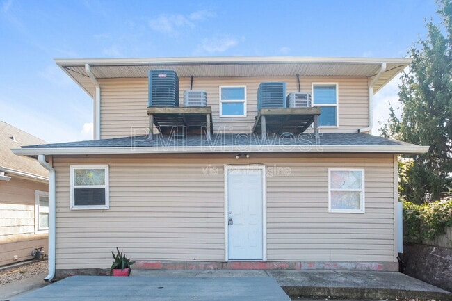 Building Photo - 3014 W 10th St