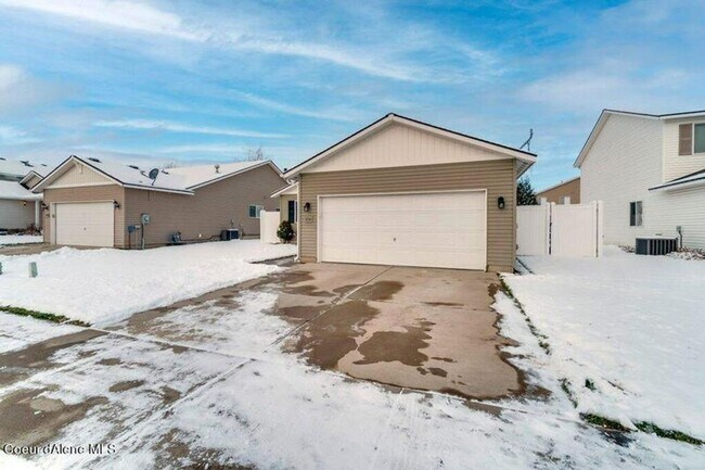 Building Photo - 3-Bedroom Home in The Landings – Fully Fenced Yard & 2-Car Garage