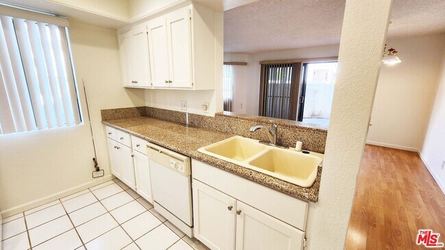 Primary Photo - 1425 W 12th St