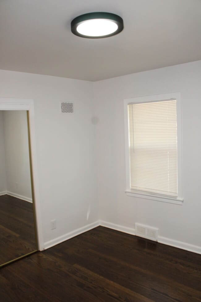 Building Photo - Spacious 4 bedroom and 2 bath with a very ...