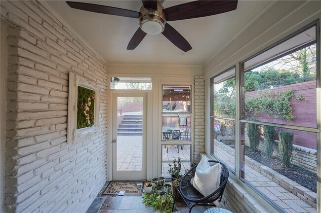 Building Photo - 3844 Longview Dr