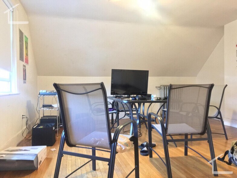 Building Photo - 70 Chester St