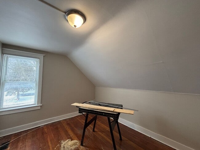 Building Photo - 3 Bedroom 1 Bath, Single Family Home, Lyell - Otis Neighborhood!