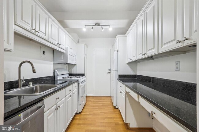 Building Photo - 4201 Cathedral Ave NW