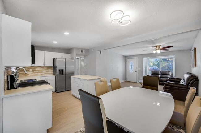 Building Photo - 1400 Poinciana Dr