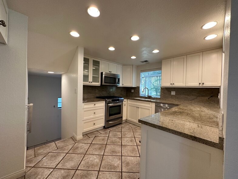 Kitchen - 500 Garfield Ave