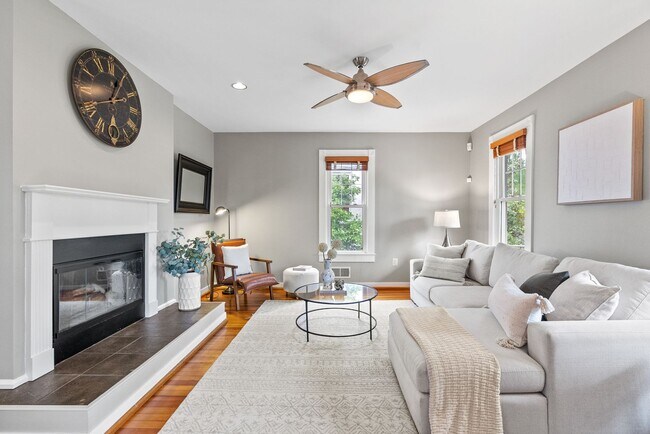 Building Photo - Spacious Kent Home | 6 Bed | 4 Bath | 4,000 Sf | Front Porch + Backyard | Detached 4-Car Garage