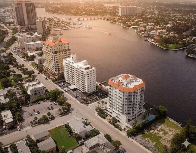 Building Photo - 301 N Birch Rd