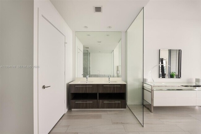 Building Photo - 480 NE 31st St