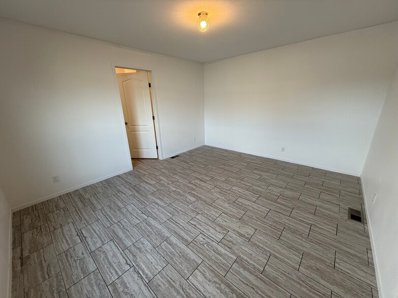 Building Photo - 4 Northglen Dr