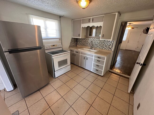 Building Photo - $795 - 3 bedroom/ 1.5 bathroom - Single Fa...