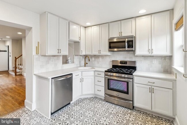 Building Photo - 3318 Blaine St NE