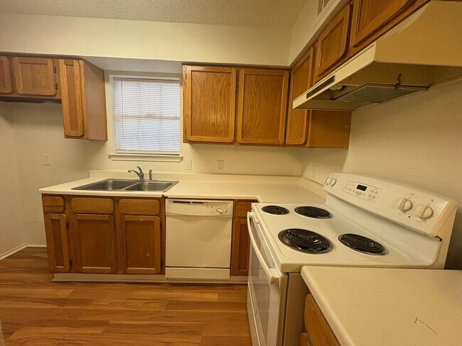 Building Photo - Adorable 2-2 in Arlington